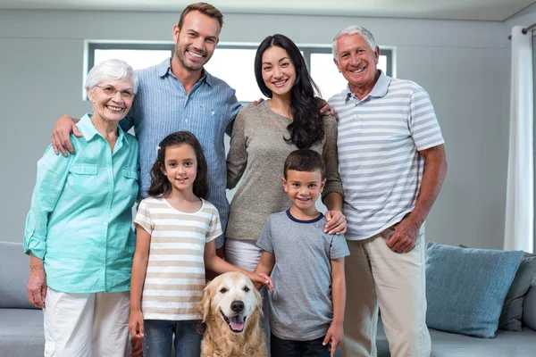 Familie steht mit Hund zusammen — Stockfoto