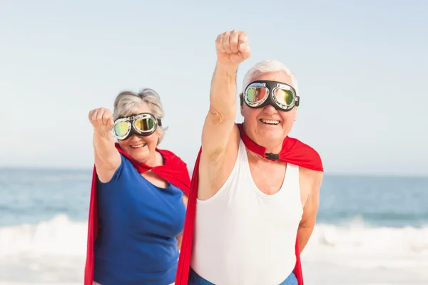 Seniorenpaar trägt Superman-Kostüm — Stockfoto