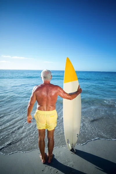 Hombre mayor posando con una tabla de surf —  Fotos de Stock