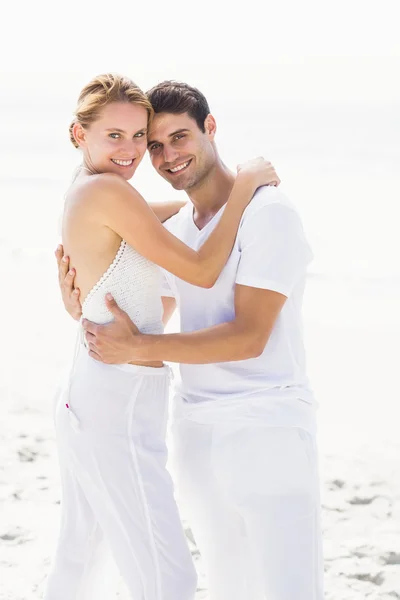 Portret van gelukkige paar omhelzen elkaar op het strand — Stockfoto