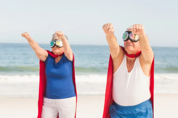 Äldre par bär superman dräkt — Stockfoto