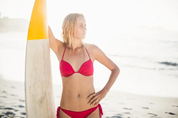 Plajda sörf tahtası olan bir kadın. — Stok fotoğraf