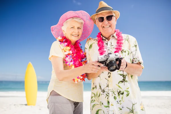 Senior couple holding camera — Stock Photo, Image