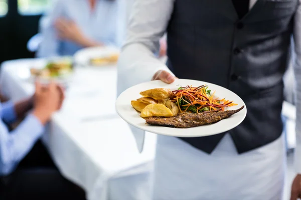 Ober bedrijf plaat van maaltijd — Stockfoto