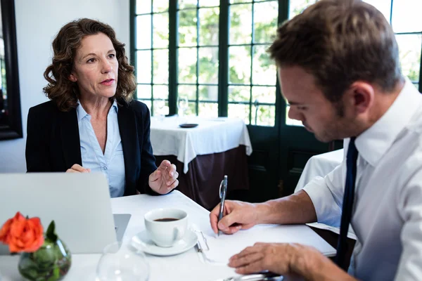 Affärskollegor diskuterar och anteckningar — Stockfoto