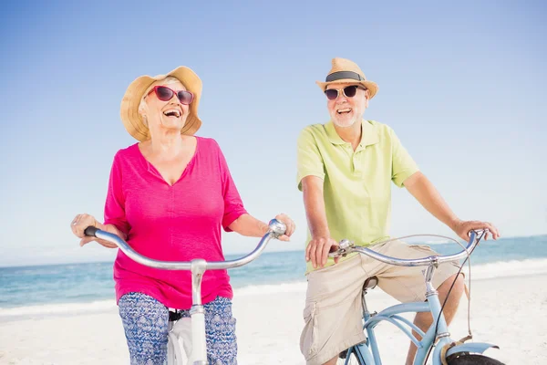 Старшая пара собирается на велосипедную прогулку — стоковое фото