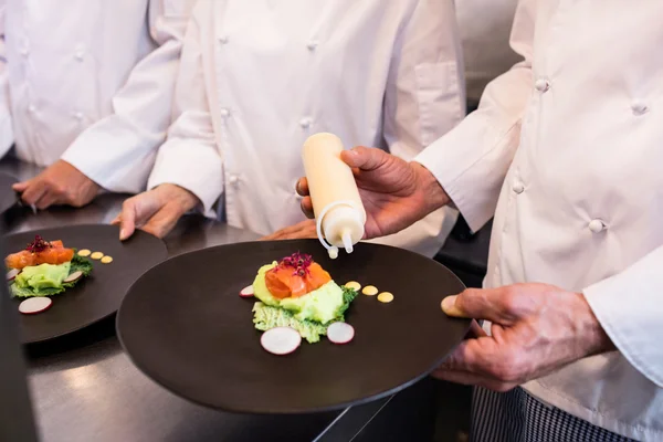 Chef decorando um prato de comida — Fotografia de Stock