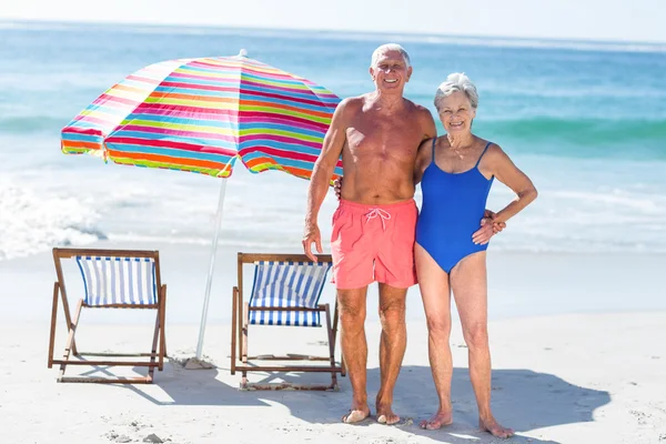 Söt äldre par poserar på stranden — Stockfoto