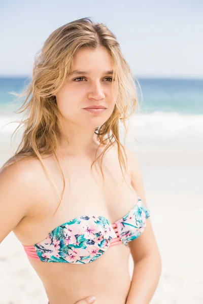 Mooie vrouw in bikini staat op het strand — Stockfoto