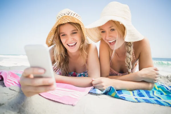 Due donne sdraiate sulla spiaggia — Foto Stock