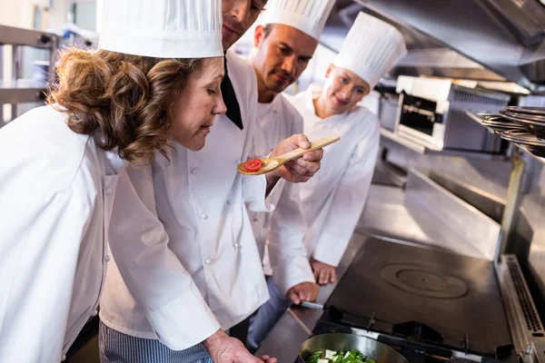 Köksmästare visar mat till sina kollegor — Stockfoto