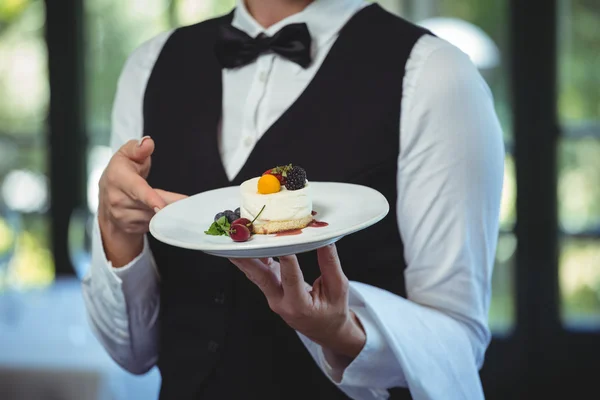 Camarera sosteniendo un plato con postre — Foto de Stock