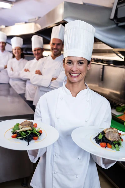 Equipo de chefs con una presentación de platos — Foto de Stock