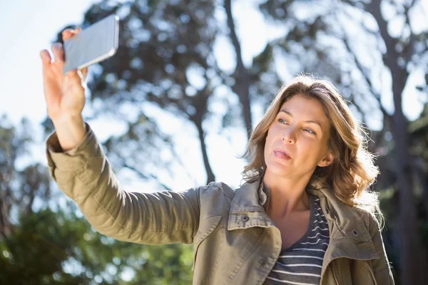 Mujer feliz tomando selfie —  Fotos de Stock