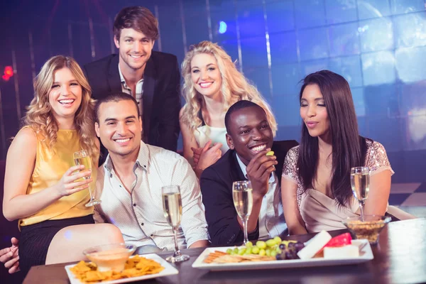 Amigos con champán y aperitivos — Foto de Stock