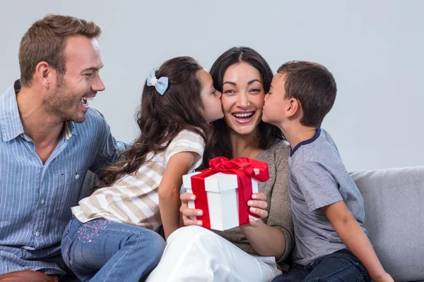 Mutter hält Geschenk in der Hand — Stockfoto