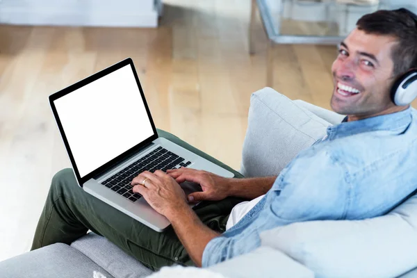 Porträt eines jungen Mannes, der Musik hört — Stockfoto