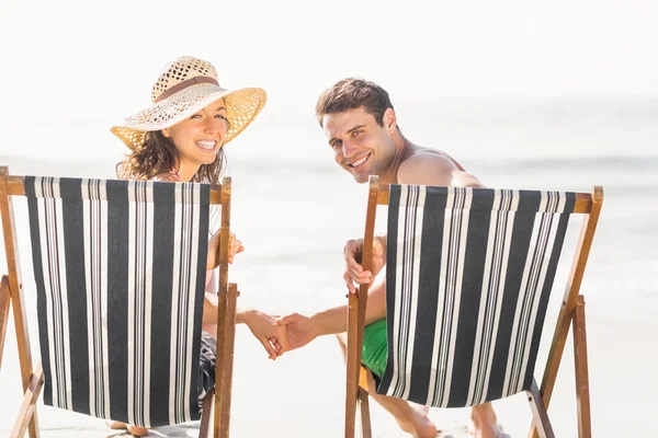 Porträt eines jungen Paares im Sessel — Stockfoto