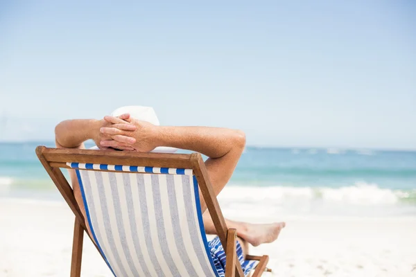 Senior man lying in a sunchair — Stock Photo, Image