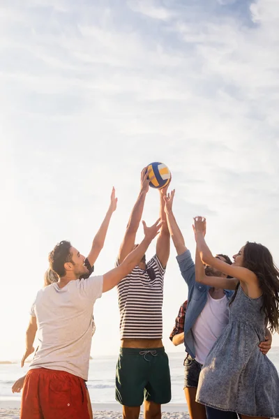 Amigos felices jugando voleibol playa — Foto de Stock