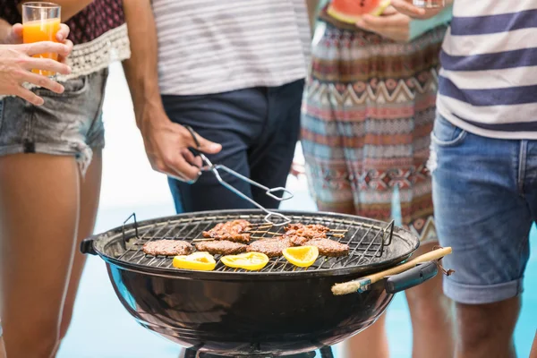 Mitten delen av vänner förbereder grill — Stockfoto