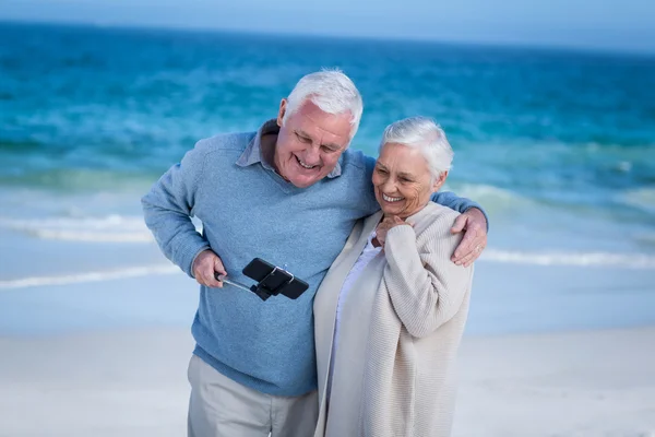 Couple âgé prenant un selfie — Photo