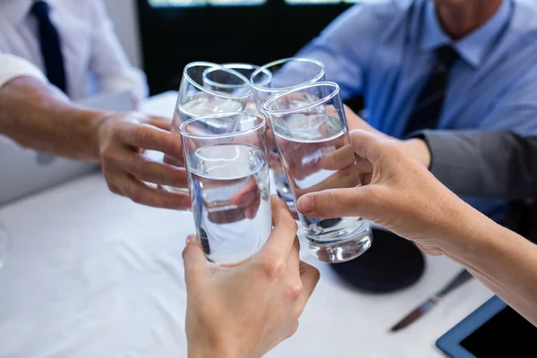 水のグラスを乾杯の実業家 — ストック写真