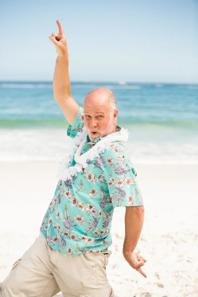 Senior man die dansen op het strand — Stockfoto