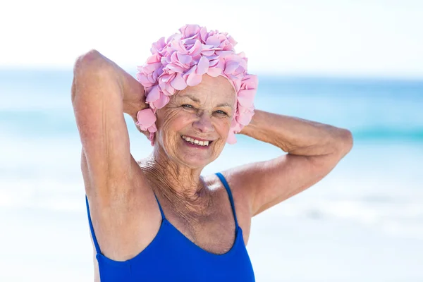 Mujer bastante madura posando en la playa — Foto de Stock