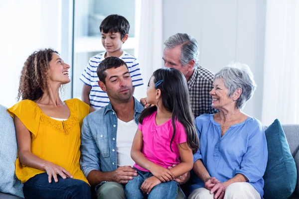 Mutlu aile birlikte evde koltukta oturan — Stok fotoğraf