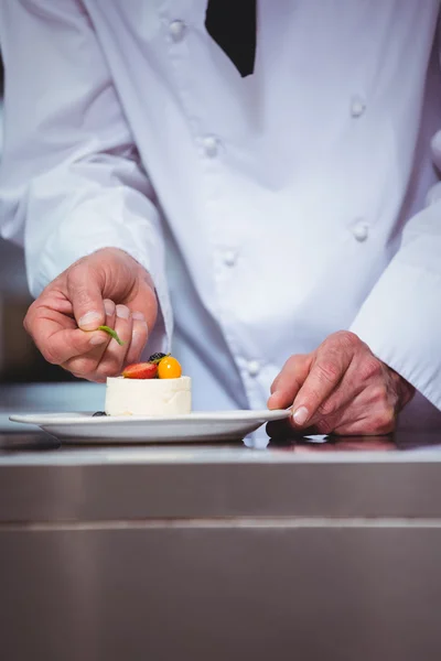 Chef putting finishing touch on dessert — Stock Photo, Image