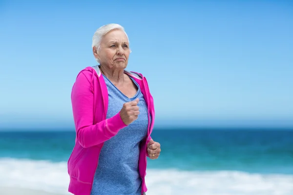 Rijpe vrouw met gericht — Stockfoto