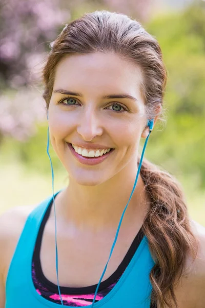 Mujer sonriente usando auriculares —  Fotos de Stock