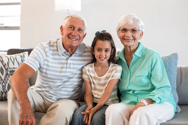 Abuela y abuelo con su nieta —  Fotos de Stock
