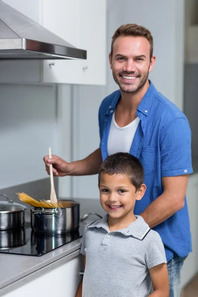 Молодий чоловік готує спагеті — стокове фото