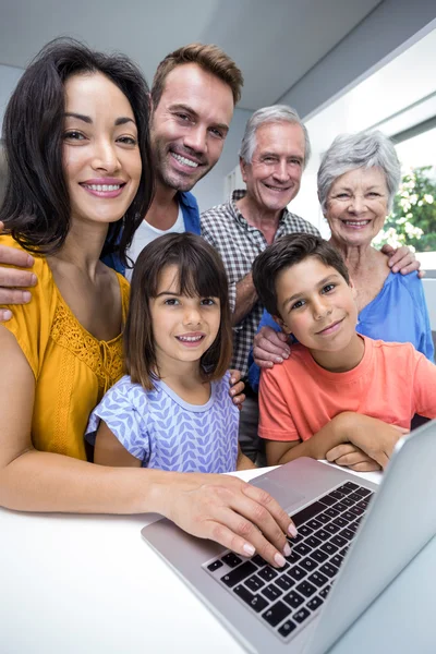 Famiglia felice che interagisce con il computer portatile — Foto Stock