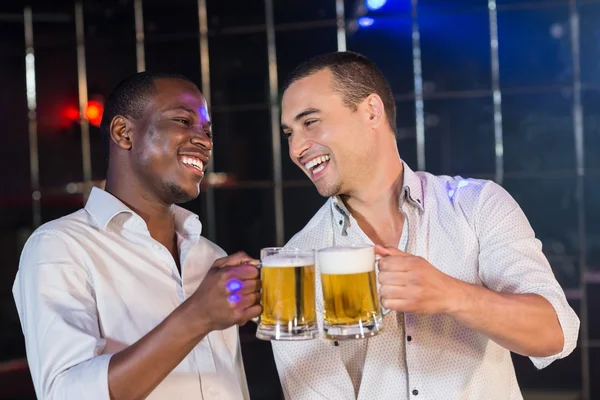 Stiliga män dricker tillsammans — Stockfoto