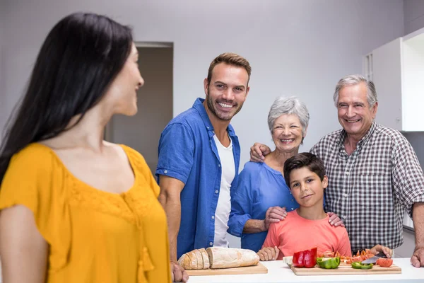 Glad familj stående i köket — Stockfoto