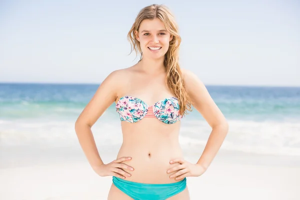 Portret szczęśliwy kobiety w bikini stojący na plaży — Zdjęcie stockowe