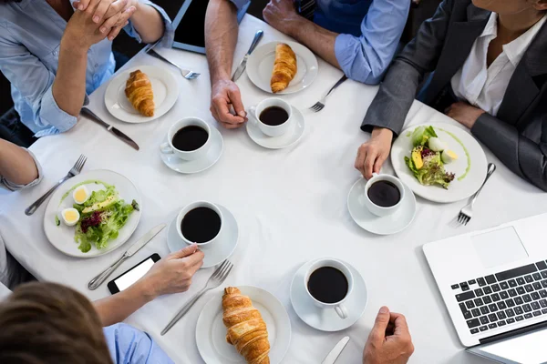 Tafel in restaurant tijdens zakelijke bijeenkomst — Stockfoto