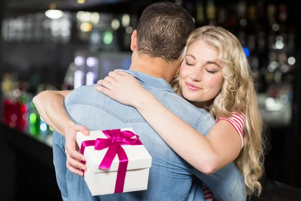 Cute couple hugging having a gift — Stock Photo, Image