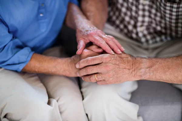 Äldre par hålla hand — Stockfoto