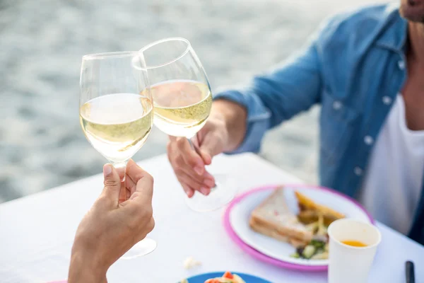 Close up of a couple toasting with white wine — Stock Photo, Image