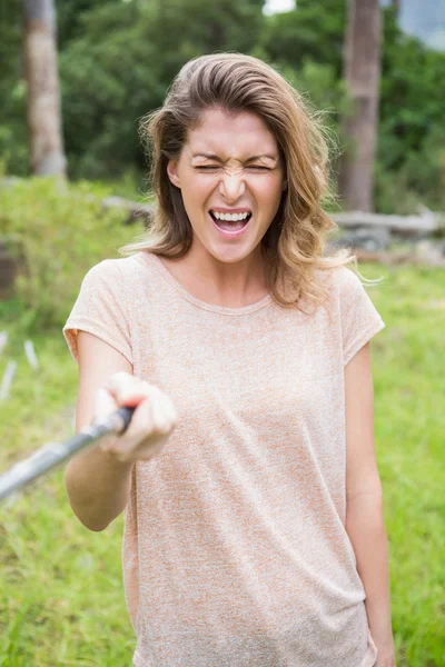 Lachende vrouw nemen selfies — Stockfoto