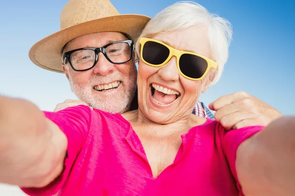 Seniorenpaar macht Selfie — Stockfoto