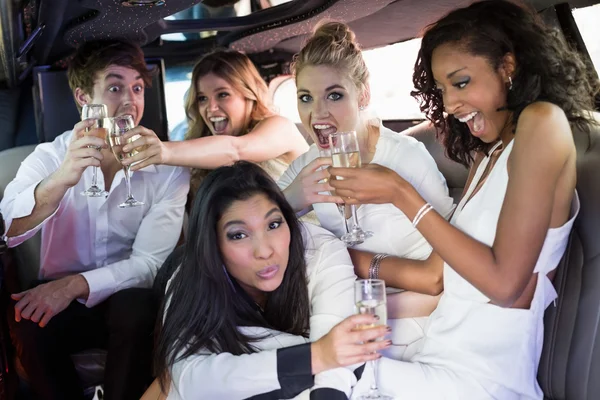 Happy vrienden drinken champagne — Stockfoto