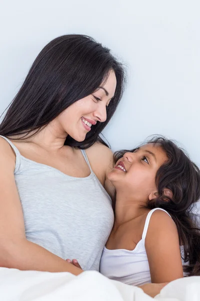 Mulher relaxante com sua filha — Fotografia de Stock