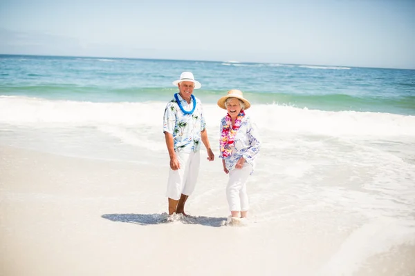 Seniorenpaar steht im Wasser des Meeres — Stockfoto