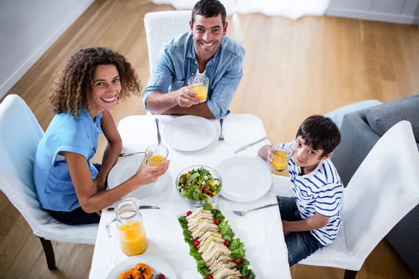 Porträtt av familj äter frukost tillsammans — Stockfoto