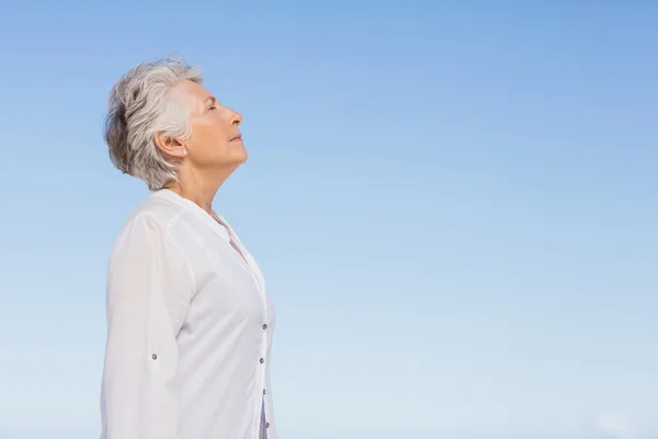 Seniorin entspannt am Strand — Stockfoto